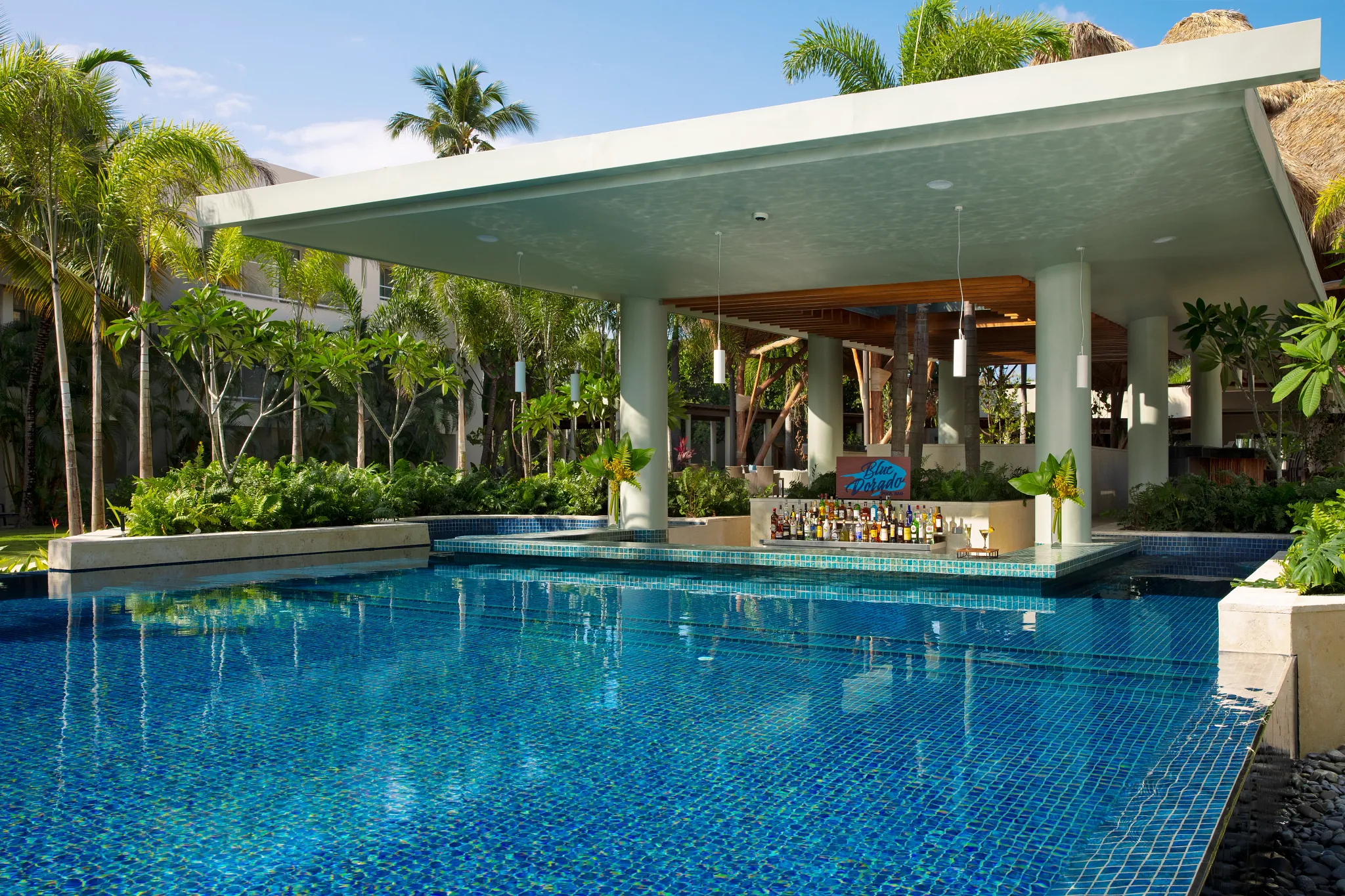 Blue Dorado swim-up bar at Dreams Royal Beach Punta Cana featuring a modern pool setting with refreshing cocktails and tropical ambiance.